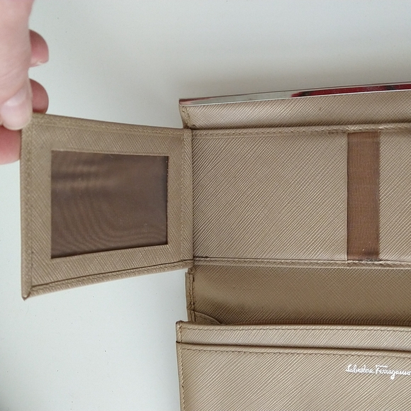AUTHENTIC SALVATORE FERRAGAMO BEIGE LEATHER BI-FOLD WALLET - Picture 3 of 9